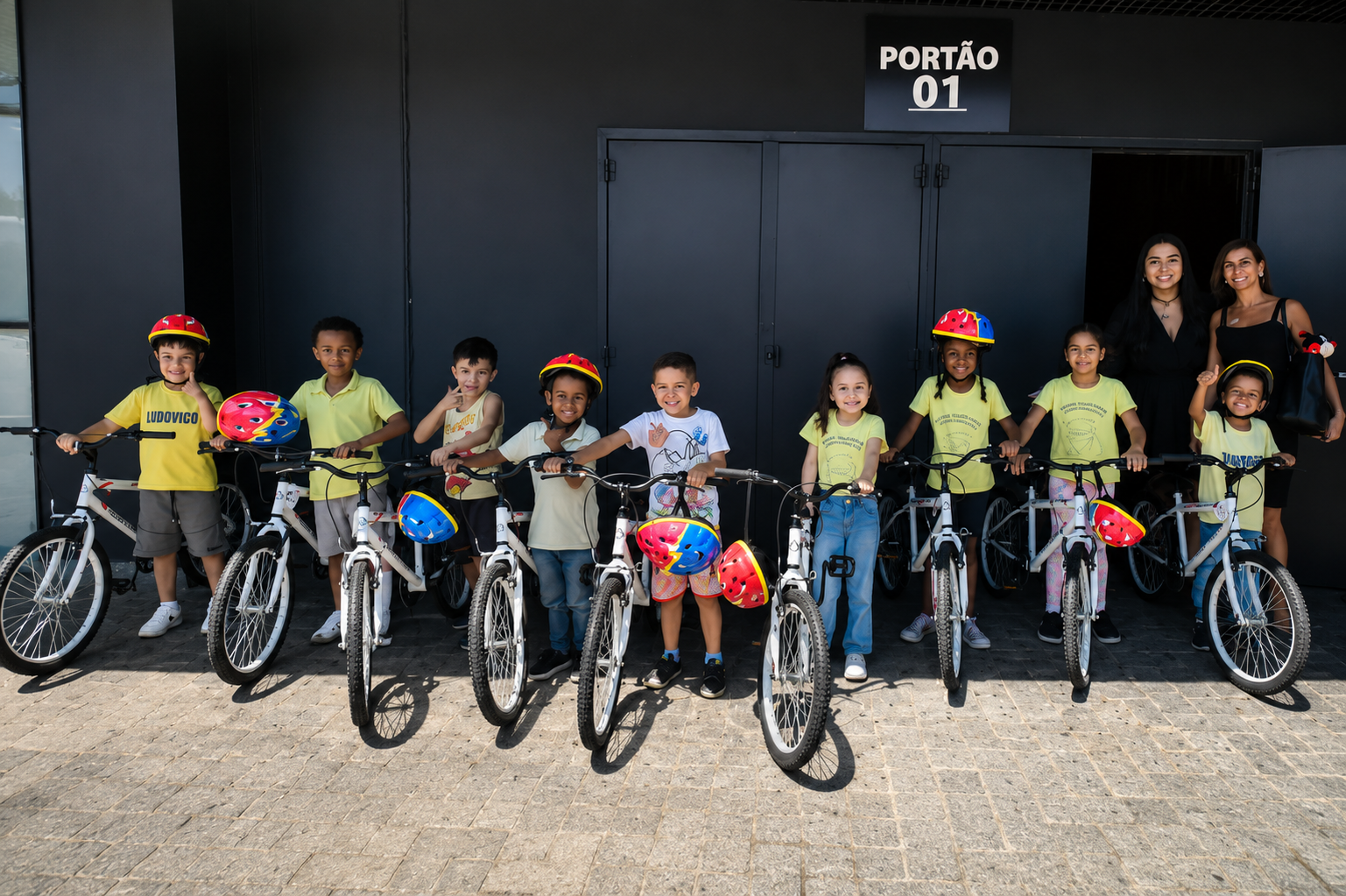 Crianças recebendo bicicletas HEARTBIKE